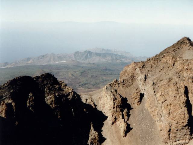 Foto Krater Pico viejp mit Tenobergen und La Palma am Horizont